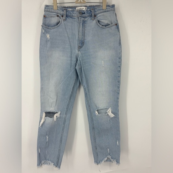 NWOT Abercrombie & Fitch High Rise Mom Jean in Light Wash Ripped Knee Blue 29 8 - Picture 2 of 4